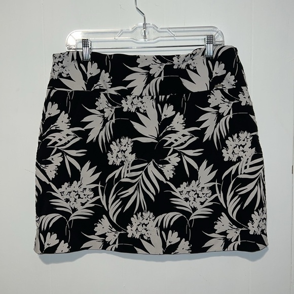 S.C. & Co Skort Black & White Floral Tummy Control Stretch Pull On Pockets Q48 - Picture 2 of 5